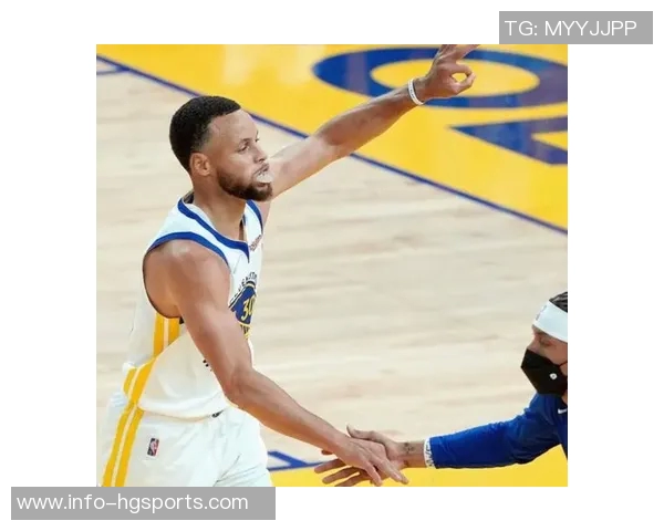 克洛尼首节火力全开四记三分狂砍13分1板1断展现神准外线能力