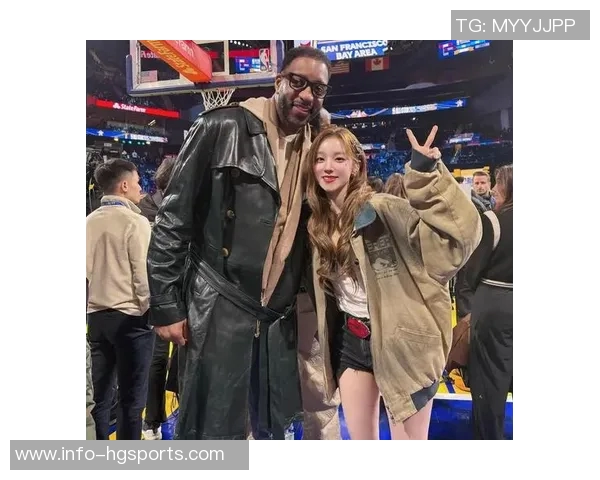 詹姆斯户外活动与三位美女合影俏皮吐舌嫂子知道吗 詹姆斯户外活动与三位美女合影俏皮吐舌嫂子知道吗